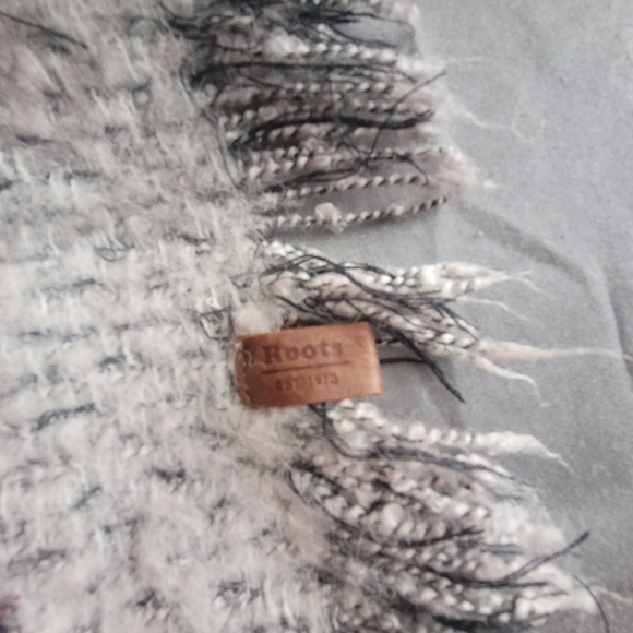 Roots Shawl - Picture 4 of 4